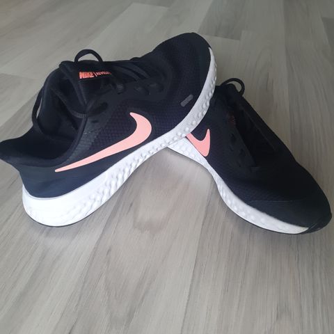 Nike revolution 38.5