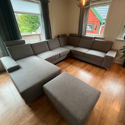 (Reservert) Stor hjørnesofa med sjeselong og puff, grå