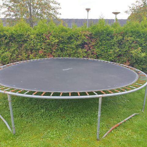 Stor trampoline gis bort