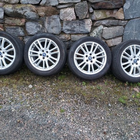 4stk sommerdekk 235/45 R17 på Ford originale 5x108 ET 50 ,senterhull 63,4