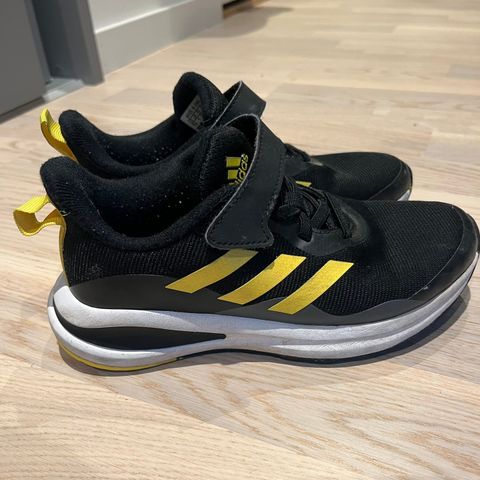 Sko fra adidas’s str 33.