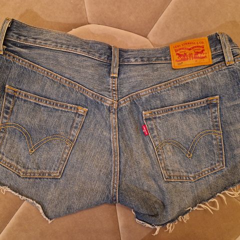 Levis shorts W28