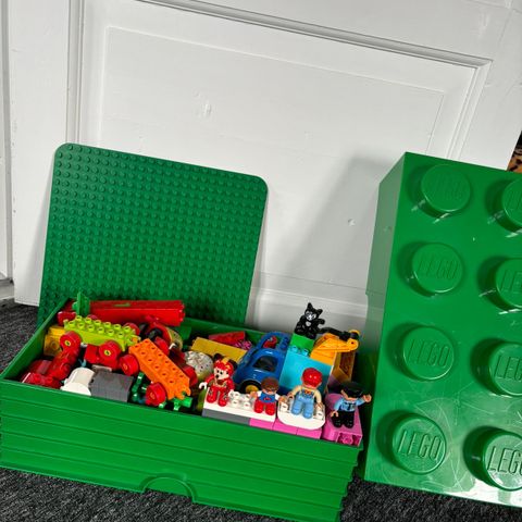 Duplo med brett og eske selges!