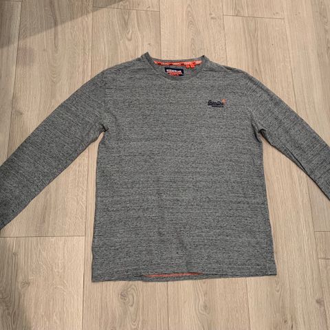 Superdry langermet t-skjorte. tenåringer/  herrer. størrelse M