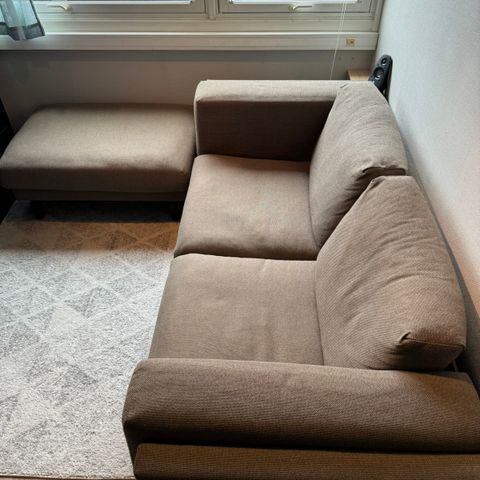 **Selger sofa med puff**