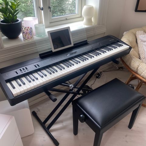 Som helt ny Roland FP-60-BK Digitalpiano med stand + pianokrakk