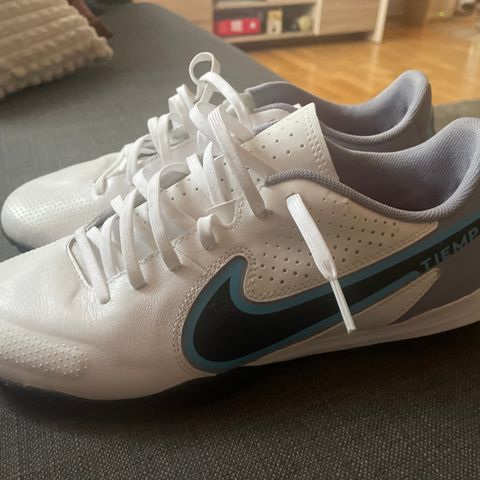 NIKE TIEMPO fotballsko innendørs 42,5