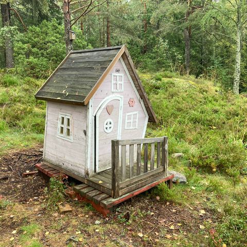 MÅ HENTES SNAREST Lekehus