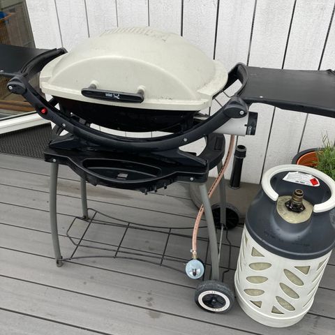 Weber bordgrill med stativ og gassflaske