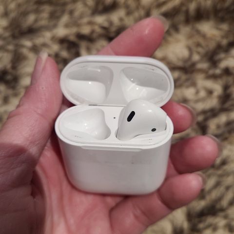 Laderboks med høyre airpods