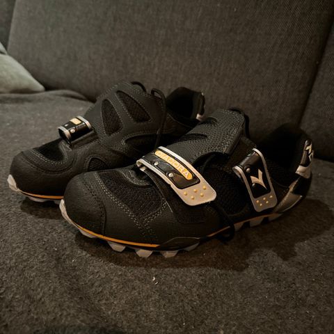 Diadora sykkelsko selges