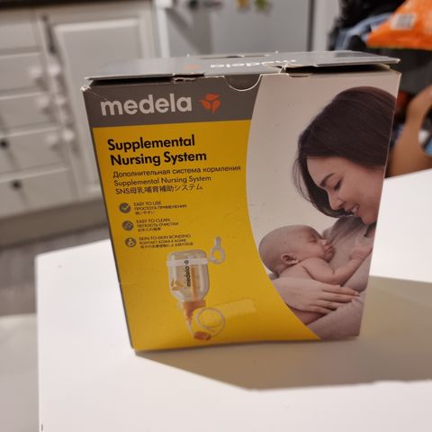 Medela hjelpebryst og medela drikkebeger