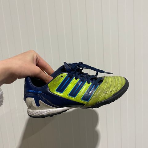 Adidas fotballsko str 34