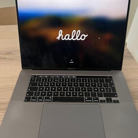 Ny pris! MacBook Pro 2019 : 16", 16 GB, 2,3 GHz i9 8 kjerner Prosess, 1 TB disk