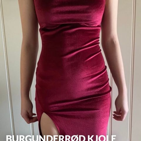 Burgunderrød kjole