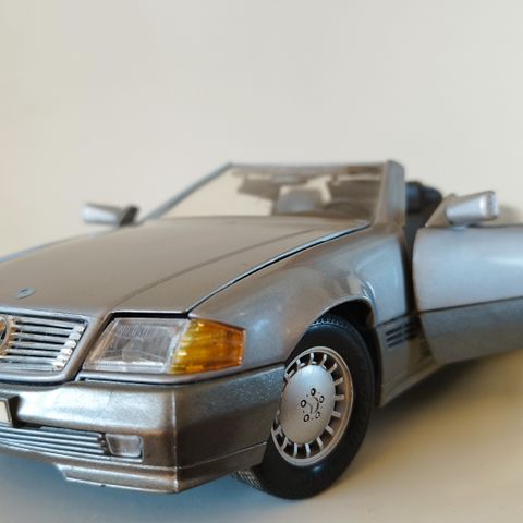 Mercedes Benz 500 SL 1989. Skala 1/18.