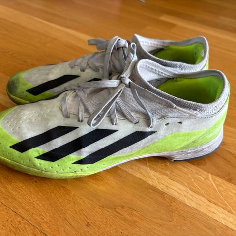 Fotballsko Adidas str 38 2/3 selges kr 100,-