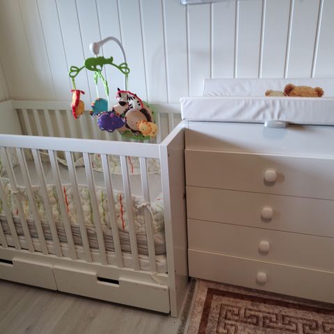 stellekommode, white med baby senger med baby Music  Pent brukt