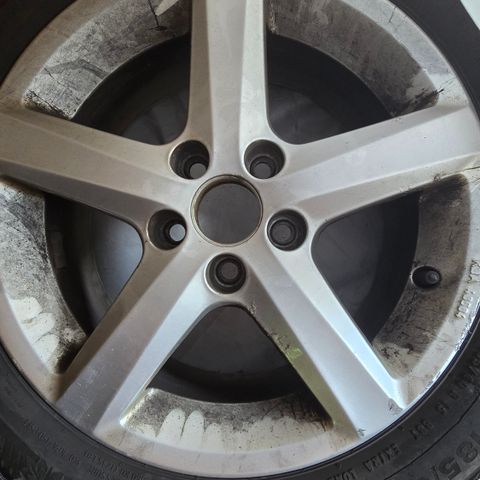 Aluminiumsfelger 15" med vinterdekk 185/60R15