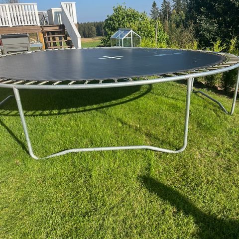 Stor rund trampoline.