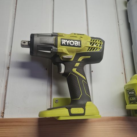 Veggfester til ryobi one+