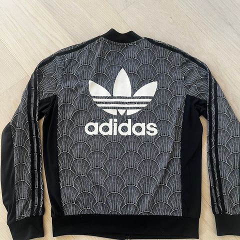 Pen jakke fra Adidas