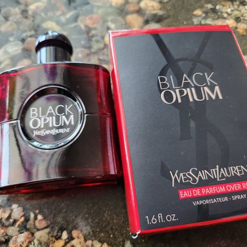 Ca. 10 ml igjen YSL Black Opium Over RED edp 50ml