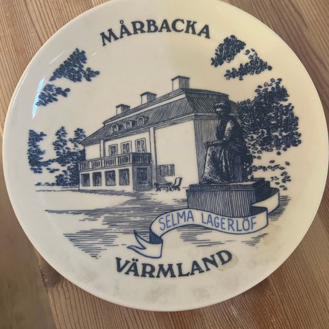 Pyntefat fra Skoghall Sweden med dekor: Mårbacka Värmland og Selma Lagerlöf