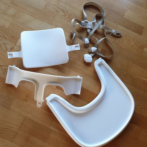 Reservert. Stokke tripp trapp, babyset, bord og seler.