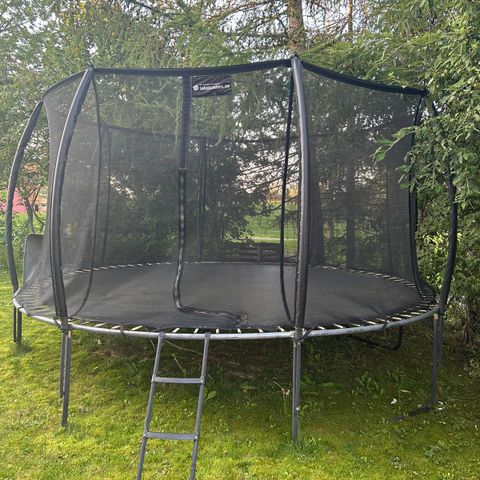 Stor trampoline