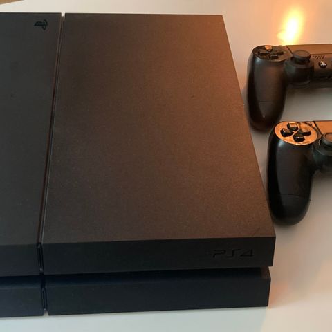 PlayStation 4 1TB + to kontrollere