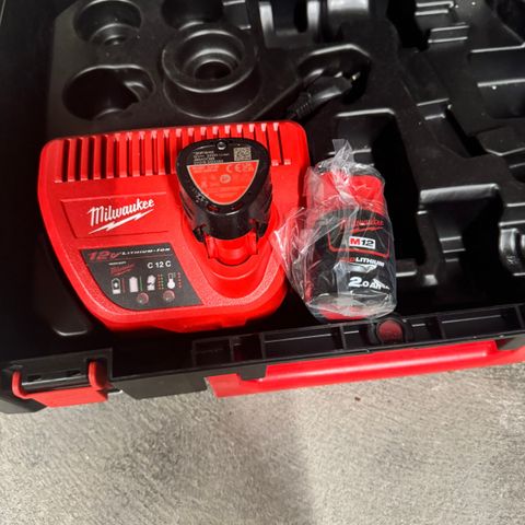 Helt ny milwaukee M12 lader, med 2stk 12V 2Ah batteri