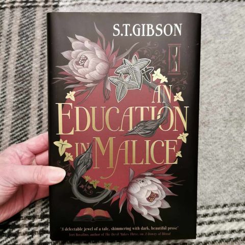 An Education In Malice Fairyloot edition - liten produksjonsfeil