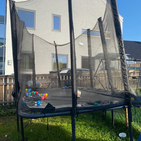 Trampoline godt brukt men enda mye bruk igjen.