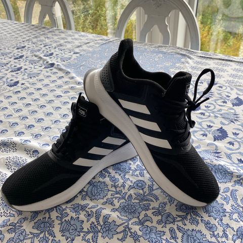 Nye Adidas sko str.38 selges 450kr