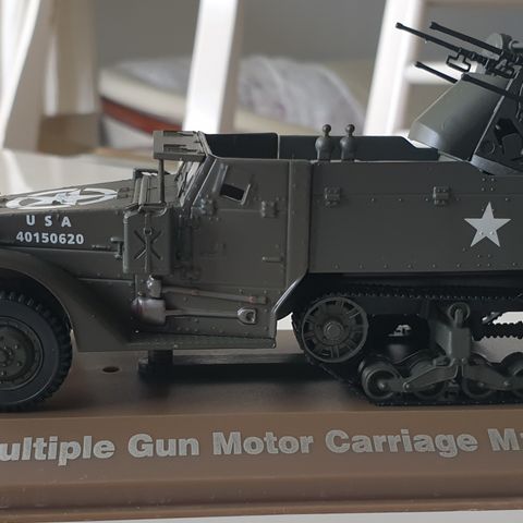 Halftrack. Multiple Gun Carriage M16. Topp stand.