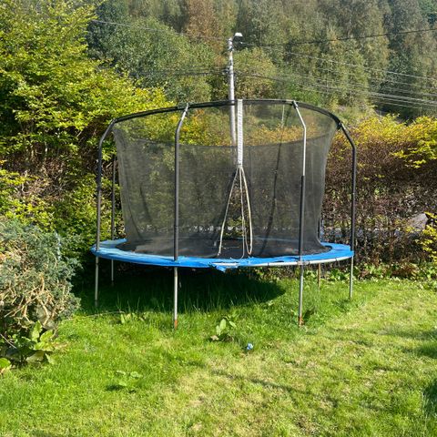 Trampoline gis bort mot demontering og henting