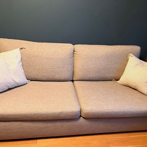 Beige sovesofa gis bort