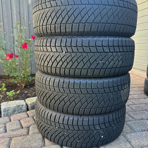 Continental Vinterdekk 215/60R17