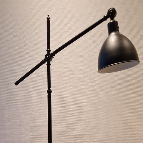 Svart stålampe/gulvlampe