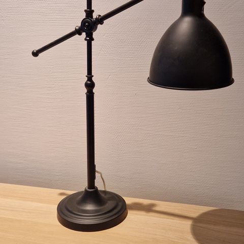 Svart bordlampe