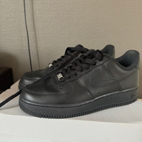 Nye Nike Air Force 1, str 40