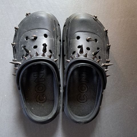 Goth Crocs m goth look. Str 40. Håndlaget.