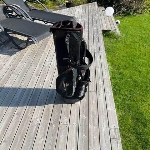 Cobra golfbag med praktisk lommer selger billig!