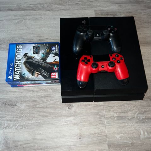 Playstation 4 med 2 kontroller og 5 spill selges