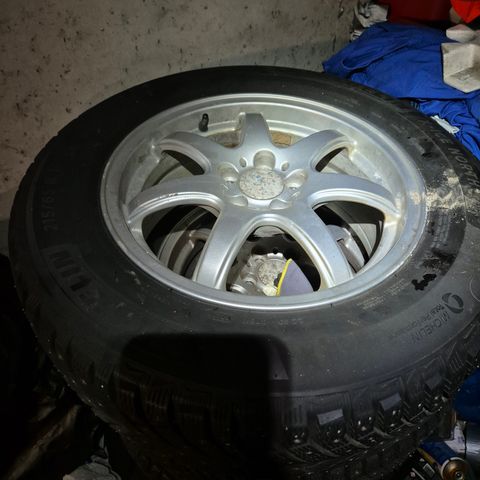 Vinterdekk/piggdekk 215/65 R16