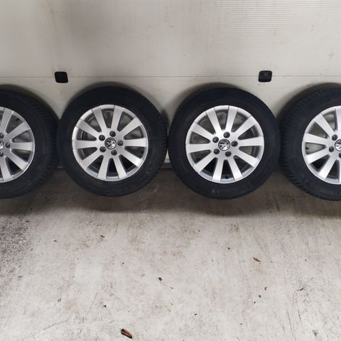 Original  VW 16" Alufelger - 5x112 - med 205/60 R16 Conti vinterdekk