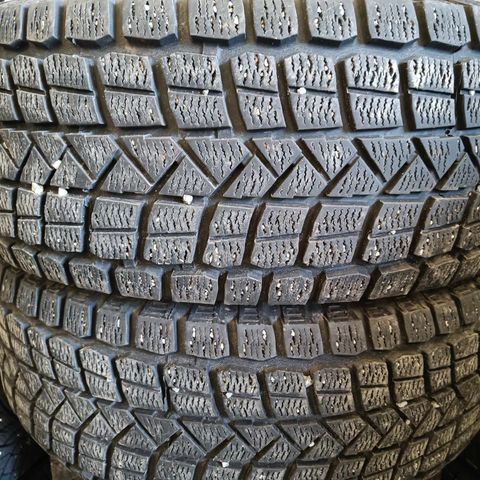 2 stk 265/65R17 Maxxis piggfri vinterdekk selges samlet