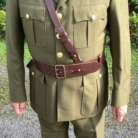 Militæruniform, hæren, serviceuniform med kryssbandolær