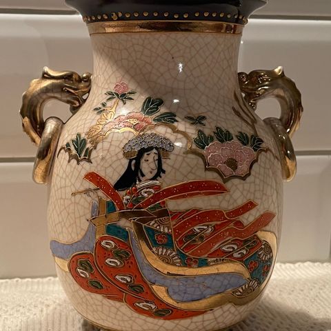 Eldre bred Japansk vase selges kr 300,- Høyde 20 cm.